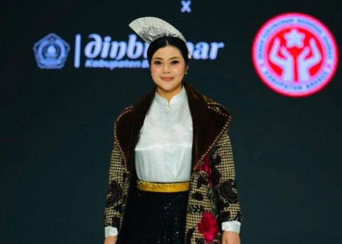 Tampil Jadi Model, Bupati Paramitha Kenalkan Batik Salem Brebes di Jogja Fashion Week 2026