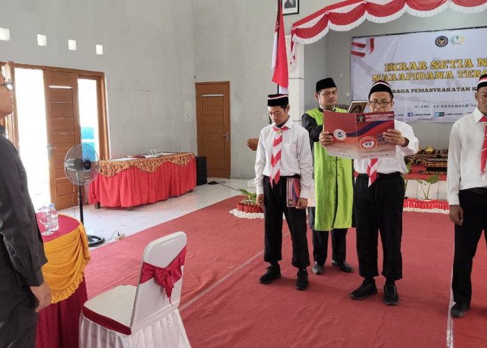 Dari Balik Jeruji, Napiter Ucap Janji Setia NKRI, Cium Merah Putih dan Teken Ikrar di Lapas Slawi Tegal