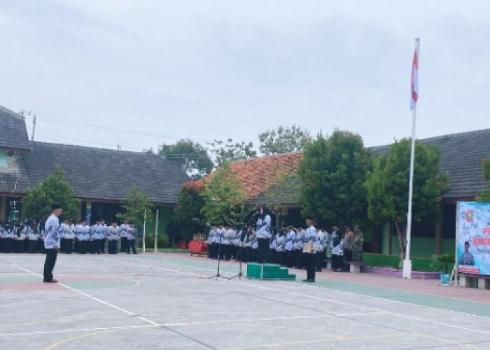 Peringatan Hari Guru Nasional Terpusat di Lapangan SMP Negeri 3 Talang Kabupaten Tegal 