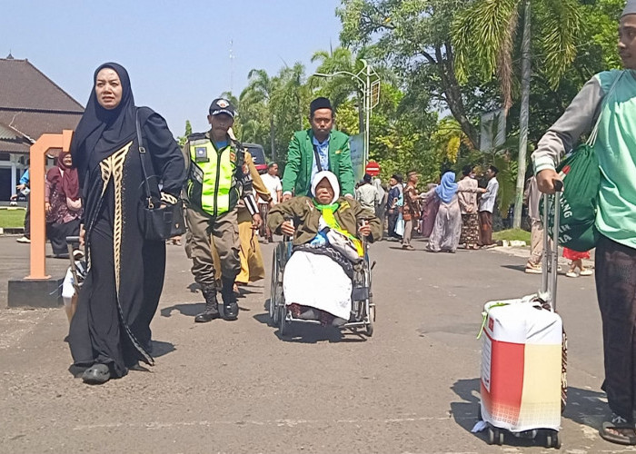 Momen Haru Kepulangan Haji Batang, Tangis dan Tawa Sambut Jemaah Kloter 15
