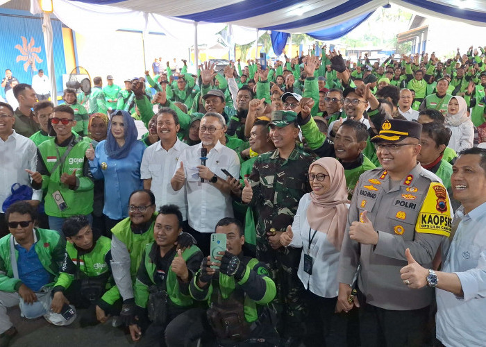 Zulkifli Hasan Bagikan Beras dan Uang Tunai ke Ratusan Ojol Pekalongan