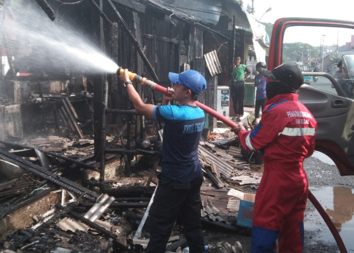 Botol Bensin Tumpah, Tiga di Margasari Tegal Kios Ludes Dilalap Api