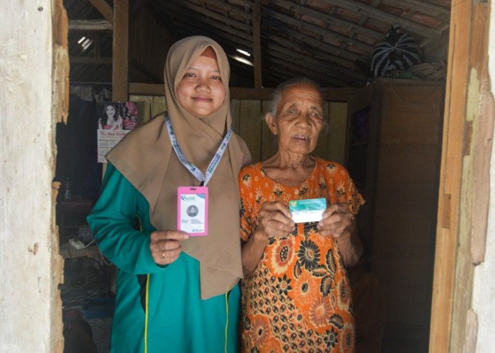Salah satu penerima manfaat hadirnya Agen Pesiar mengaku sangat terbantu dengan dilakukan reaktivasi kembali kepesertaannya yang sempat non aktif. Bahkan, banyak penambahan peserta baru program JKN, terutama segmen mandiri. (Achmad Fazeri/Disway Jateng) 