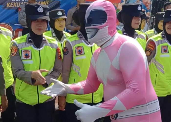 Power Rangers Warnai Aksi Nelayan Pati, Bersalaman ke Polisi Cairkan Ketegangan Unjuk Rasa