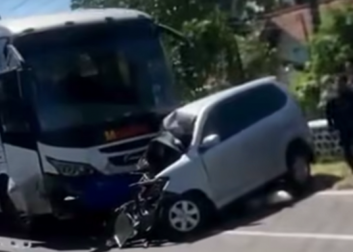 Kecelakaan Beruntun di Gladagsari Boyolali : Toyota Avanza Rinsek Dihantam Dua Truk-Satu Bus, Seorang Tewas