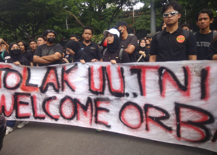 Demo Tolak UU TNI di Semarang Berujung Ricuh, Aparat Tembakkan Gas Air Mata 