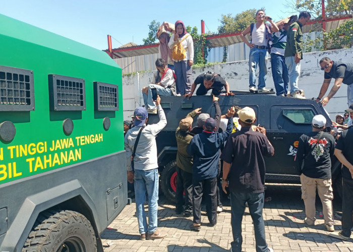 Pendukung Sudewo Hadang dan duduki Mobil Tahanan di Pengadilan Tipikor Semarang, Tuntut Pengawal KPK Minta Maa