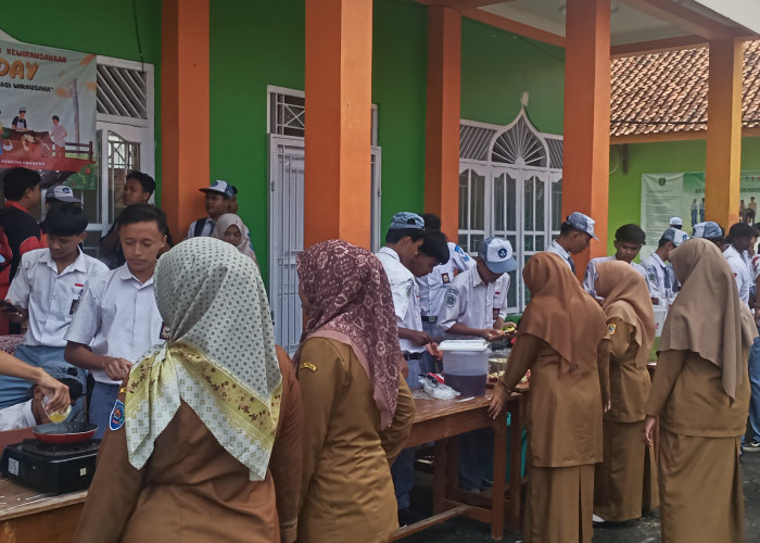 Tumbuhkan Jiwa Wirausaha Siswa, SMK Peristek Pangkah Gelar Market Day