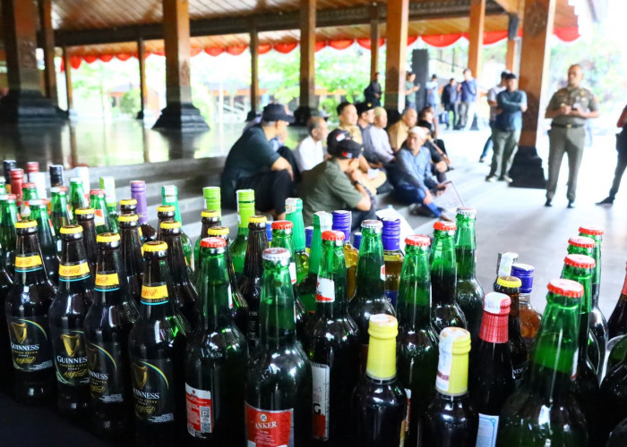 Tegaskan Aturan Peredaran Minuman Beralkohol, Satpol PP Solo Sita Ratusan Botol Miras