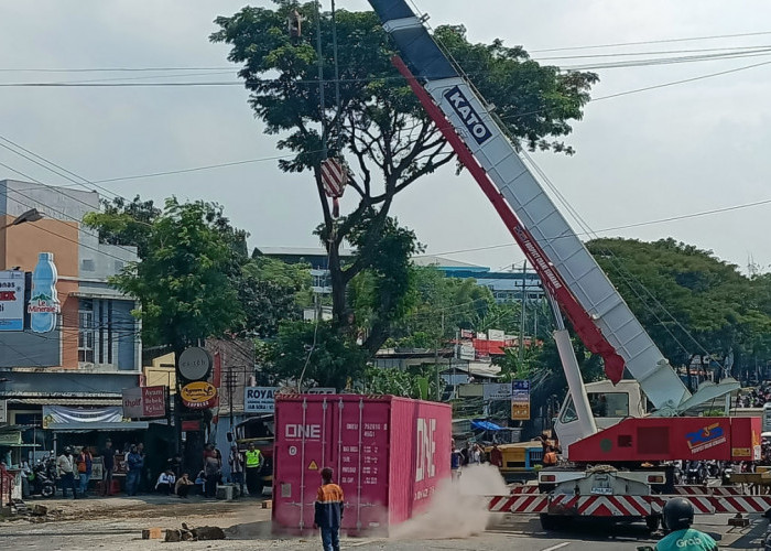 Truk Kontainer Terguling di Silayur Semarang, 3 Korban Luka Dirawat di RS Permata Medika