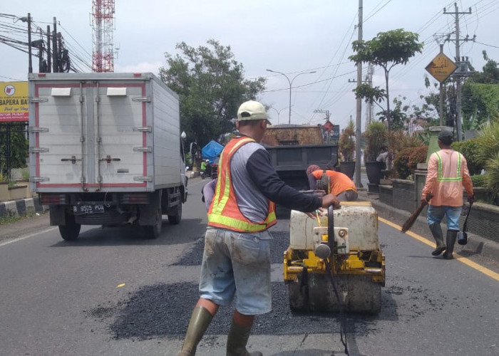 200 Lubang Baru Muncul Tiap Hari di Jalur Pantura Batang-Pekalongan, KemenPU Siapkan 2 Ribu Ton Aspal