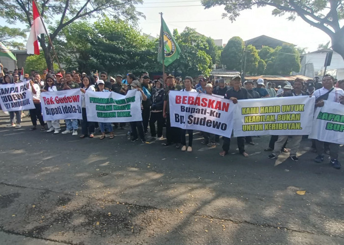 Pendukung Sudewo Gelar Aksi Damai di Depan Pengadilan Tipikor Semarang