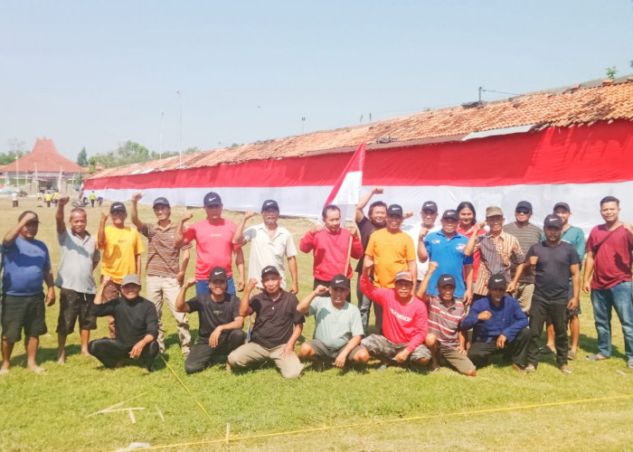 Meriahkan HUT Kemerdekaan dan Tananamkan Jiwa  Nasionalisme,  Warga Desa Pamutih Kibarkan Bendera Raksasa 