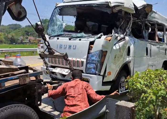 BREAKING NEWS: Bus Rombongan Santri Terguling di Tol Ungaran, 4 Meninggal Dunia 11 Terluka