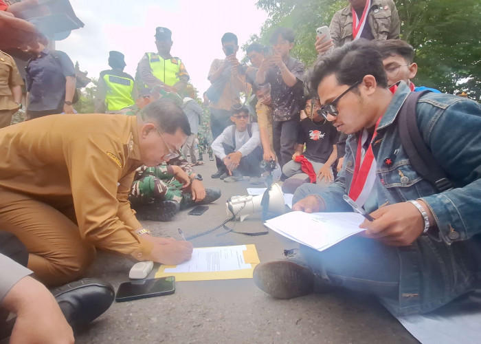 Tanggapi Demo Mahasiswa, Plt Bupati Pekalongan Targetkan Satgas PHK Terbentuk Mei 2026