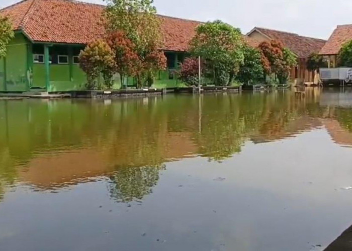 Sepekan Terendam Genangan Setinggi 50 Cm, SMPN 3 Bonang Tetap Gelar Pembelajaran