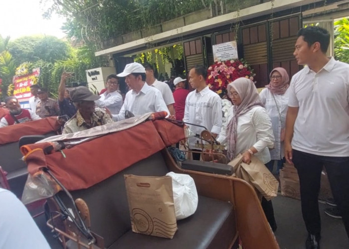 Ribuan Warga Padati Kediaman Jokowi di Hari Ulang Tahun ke-65, Pengayuh Becak Ikut Rayakan dan Terima Sembako