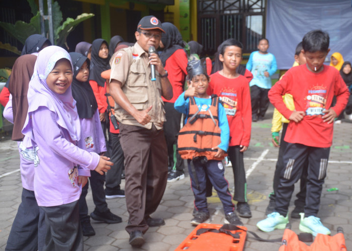 BPBD Batang Latih Siswa SD di Batang Hadapi Bencana, dari Simulasi hingga Aplikasi InaRISK