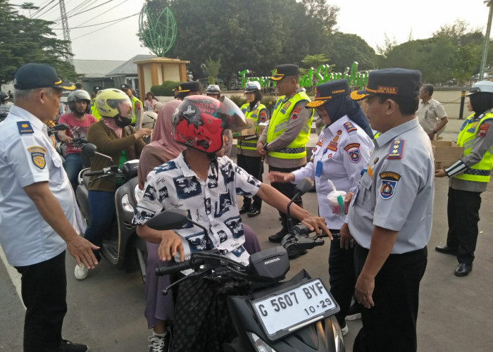 Polres Tegal dan Dishub Sinergi Bagikan Takjil Untuk Pengguna Jalan