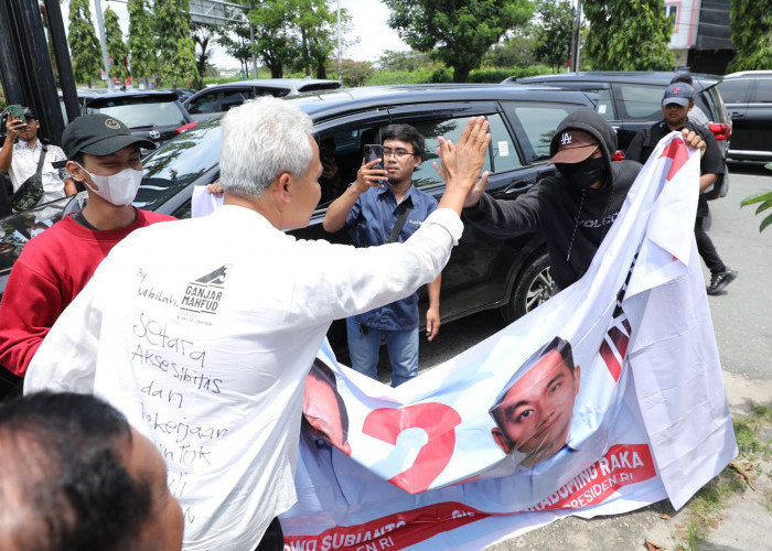 Ganjar Pranowo Ajak Makan pendukung Prabowo yang Menghadangnya 