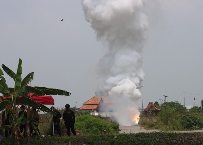 Satreskrim Polres Demak Sita 32 Kg Obat Mercon