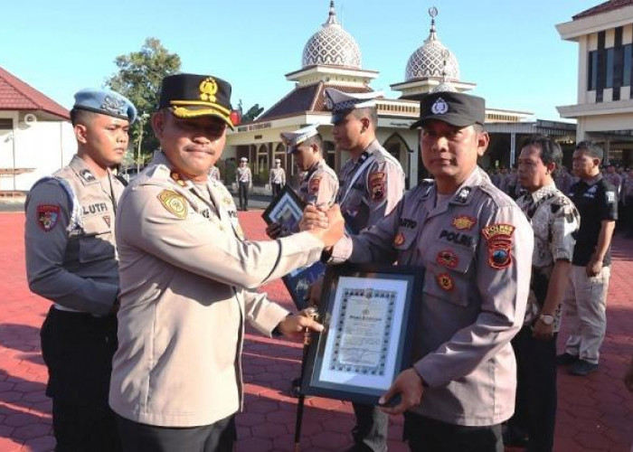 Kapolres Grobogan Beri Penghargaan 11 Anggota Polri dan Empat Warga