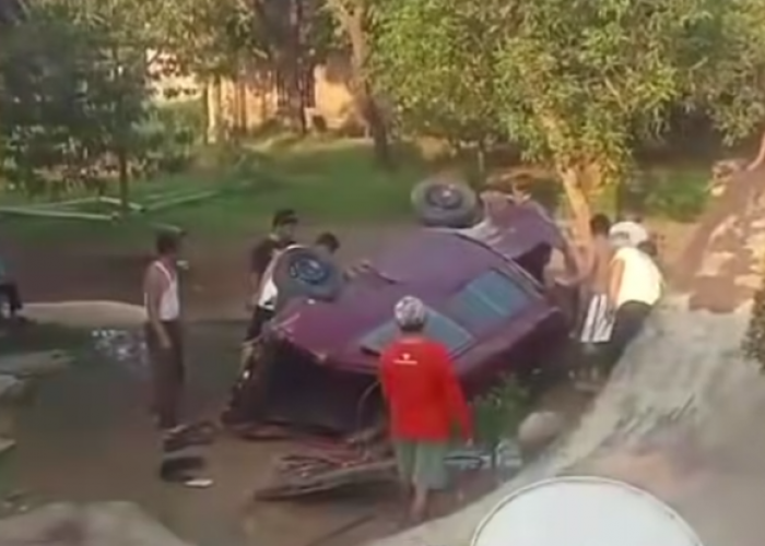 Diduga Hilang Kendali, Mobil Pribadi Terjun Bebas ke Pekarangan Warga di Leyangan Ungaran Timur