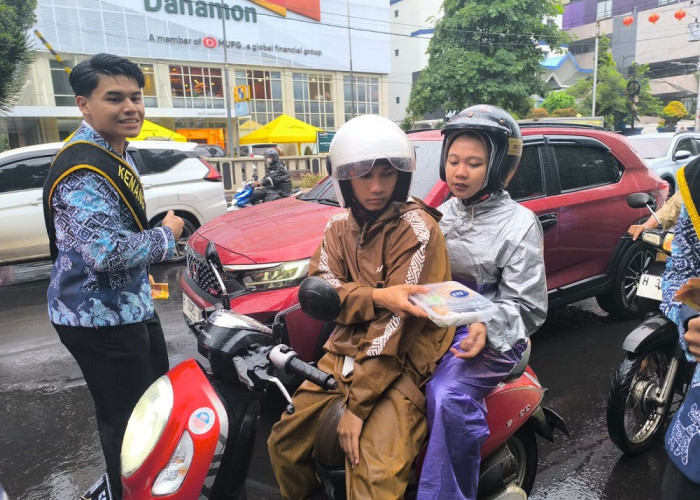 Basah Kuyup di Tengah Hujan, Denok Kenang dan Pegiat Wisata Bagikan 1.000 Takjil di Semarang