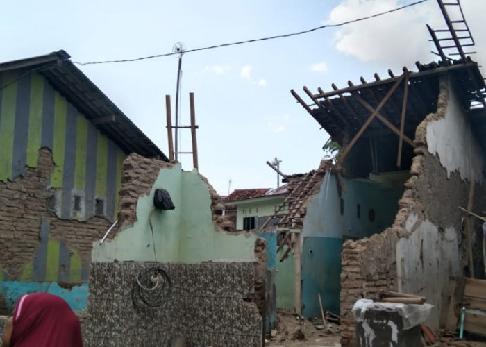 Diguyur Hujan Deras, Rumah Warga Desa Kalikangkung Kabupaten Tegal Roboh