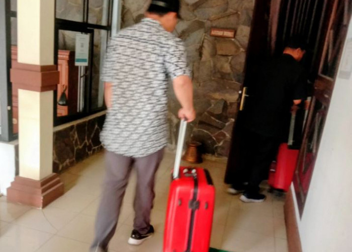Usut Korupsi Bupati Nonaktif Pemalang, Penyidik KPK Geledah Kantor dan Bawa Tiga Koper Besar