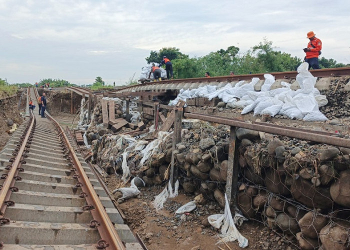 Ambles Hingga 3 Meter, KAI Daop 4 Semarang Percepat Perbaikan Gogosan Jalur KA Akibat Luapan Air di Grobogan