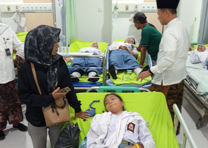 Ratusan Pelajar SMA 2 Kudus Keracunan Massal MBG, Dievakuasi Belasan Ambulan ke RS