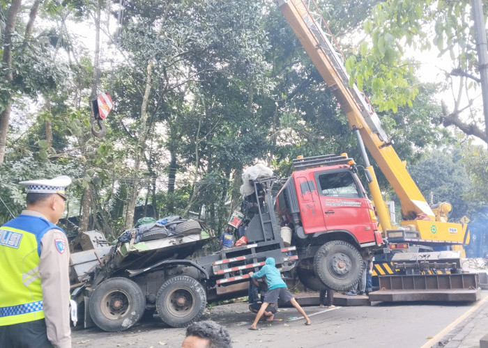 Arus Solo-Semarang Dialihkan ke Tengah Kota Salatiga, Evakuasi Truk Trailer Muatan 35 Ton Kerahkan Crane