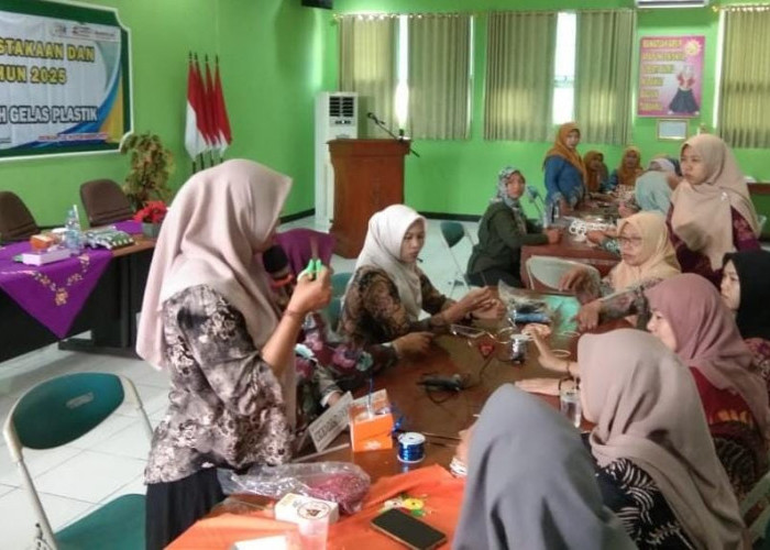 Perpustakaan Demak Masuk 3 Besar Jateng, Limbah Plastik Disulap Jadi Tas Bernilai Jual