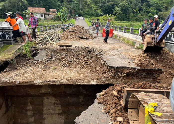 Banjir Bandang Hancurkan Jembatan Kali Kupang, Perbaikan Dimulai, Target 20 Hari Rampung