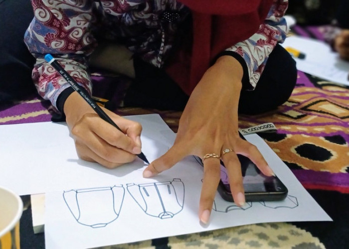 Pembatik Gen Z  Pekalongan Naik Kelas, TBIG Gandeng Desainer Profesional Tembus Pasar Fashion