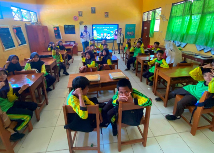 Mahasiswa KKN UMUS Brebes Edukasi Siswa SDN Randusari 02 Soal Bahaya Gadget Berlebihan