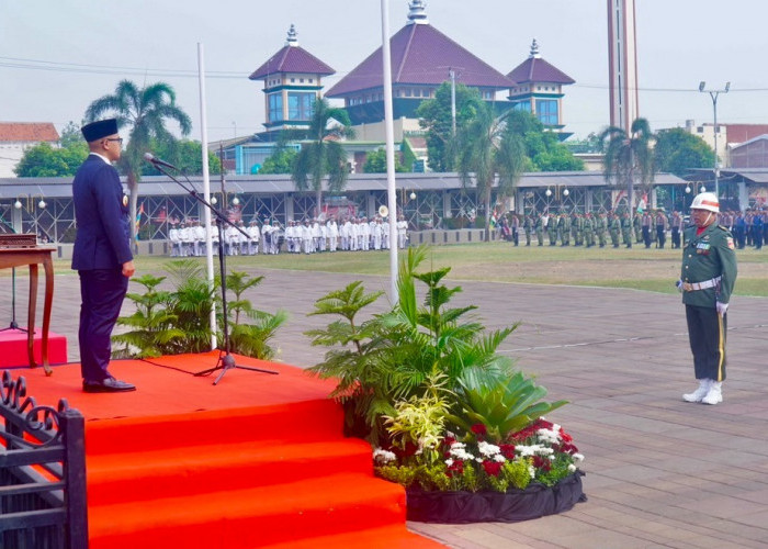 Bupati Batang Membersamai Peserta Upacara HUT ke 81 RI, Berdiri Tanpa Atap