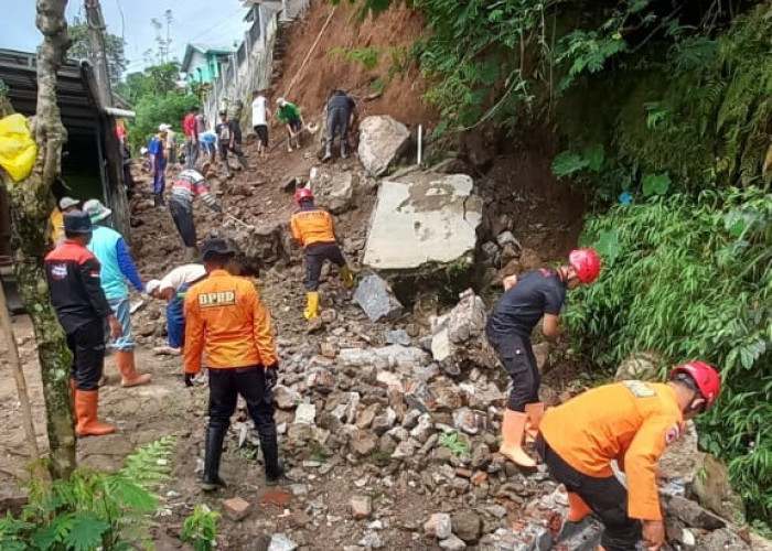 Satgas PB  BPBD Kabupaten Tegal Evakuasi Talut Rumah Longsor