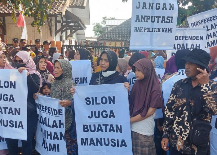 Ratusan Pendukung Bakal Paslon Bupati Tegal Geruduk Kantor Bawaslu, Kenapa?