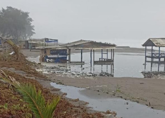 Gelombang Tinggi Terjang Pantai Setrojenar dan Suwuk Kebumen, Puluhan Warung Terdampak