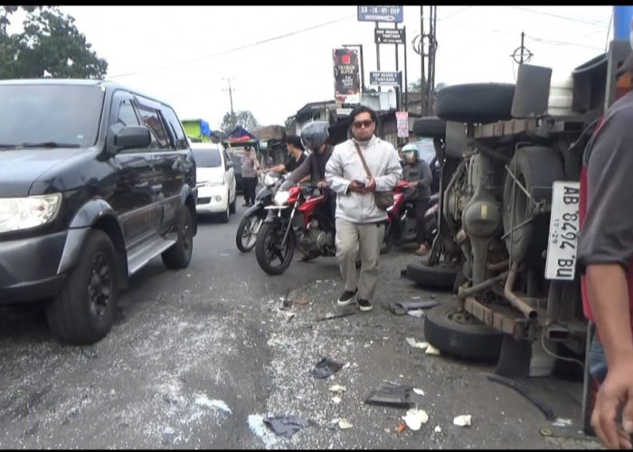 Seorang Penumpang Terjepit, Minibus Tabrak Belakang Truk Boks Muatan Es kristal Hingga Terguling di Tuntang