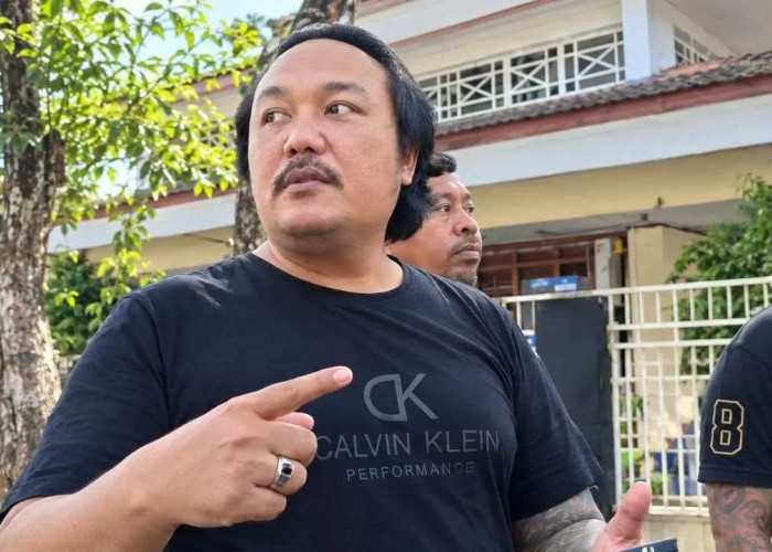 Massa Loyalis Geruduk Kantor Satpol PP Pati, Tak Terima Spanduk Dukungan Bupati Nonaktif Sudewo Dicopot!