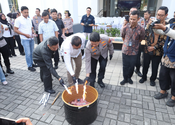 12 Ribu Lebih Uang Palsu Dimusnahkan di Solo