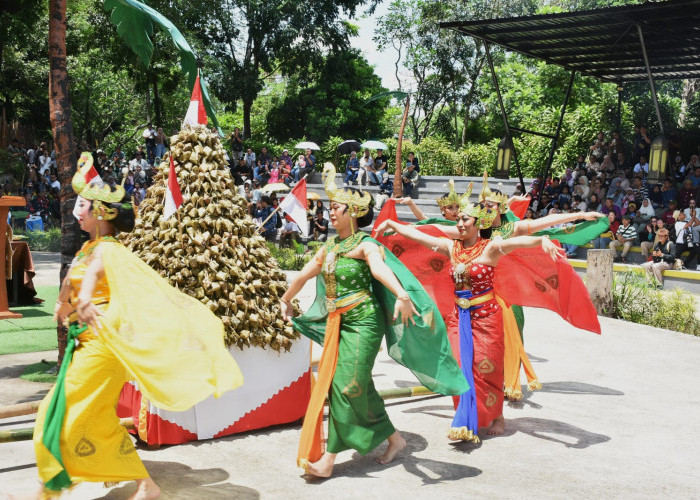 Joko Tingkir Naik Gethek dan Kirab Ketupat Meriahkan Grebeg Syawal di Solo