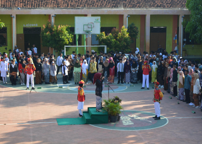 Kenakan Pakaian Adat , SMP Negeri 1 Slawi Upacara Hardiknas 
