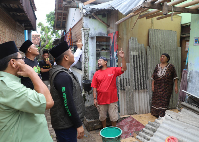 Gerak Cepat, Haji Ischak Bantu Korban Puting Beliung di Desa Kaladawa Kabupaten Tegal 