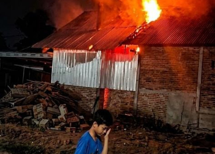 Dapur Penggorengan Kerupuk Terbakar, Damkar Tegal Berjibaku Cegah Api Meluas