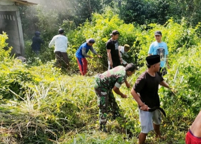 Karya Bakti TNI di Koramil 10 Moga Kodim Pemalang dengan Membersihkan Tempat Pemakaman Umum 