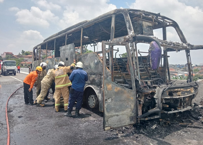 Bus PO Haryanto Ludes Terbakar di Tol Semarang-Batang